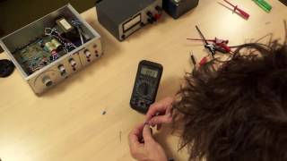 Demonstratie Capaciteit van een condensator meten met multimeter [upl. by Campos799]