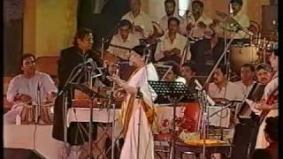 Lata Mangeshkar  Aye Mere Watan Ke Logo Live Performance [upl. by Derfla]